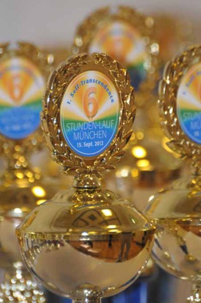 sri-chinmoy-6-std-lauf-pokale.jpg